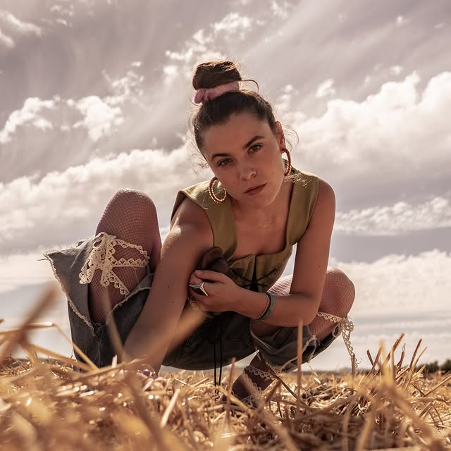 Anavi en un campo de trigo al atardecer